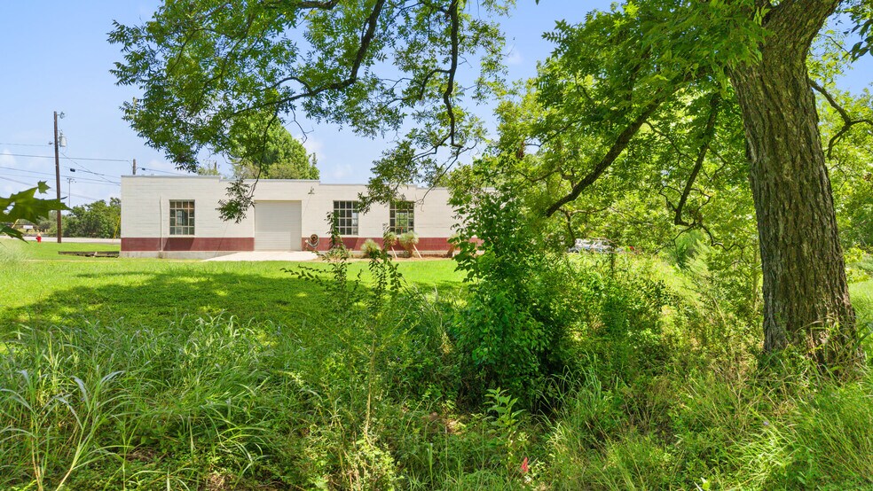 More Photos Of 404 Nugent ave, Johnson City Flex For Sale