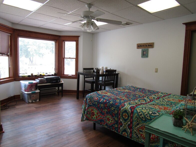 More Photos Of 30 Taylor St, Troy Freestanding For Sale