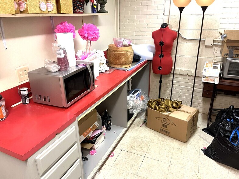 More Photos Of 109 N Chadbourne St, San Angelo General Retail For Sale