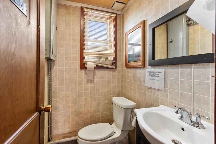 More Photos Of 1034 8th St, Onawa Bar For Sale