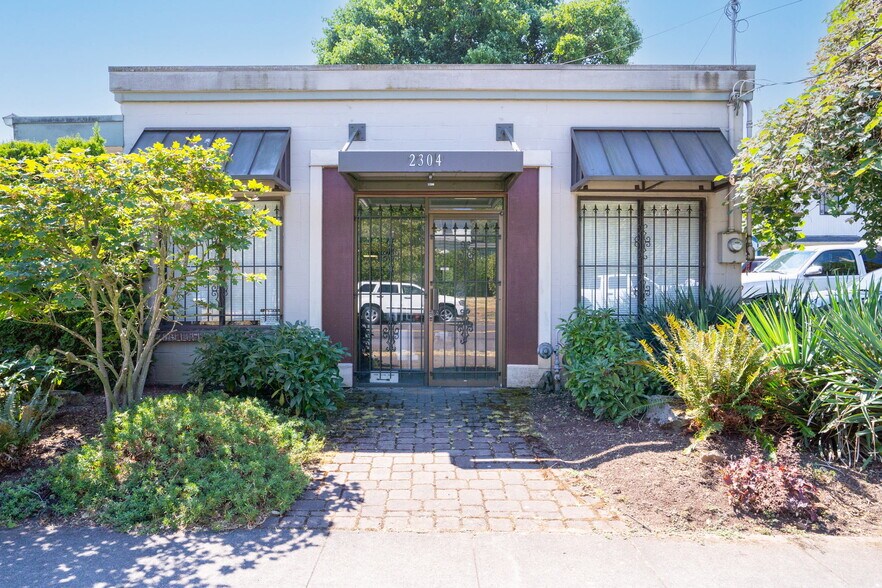 More Photos Of 2304 N Killingsworth St, Portland Warehouse For Sale