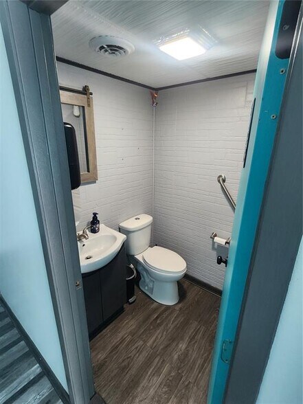 More Photos Of 318 Locust St NE, Blairstown Flex For Sale
