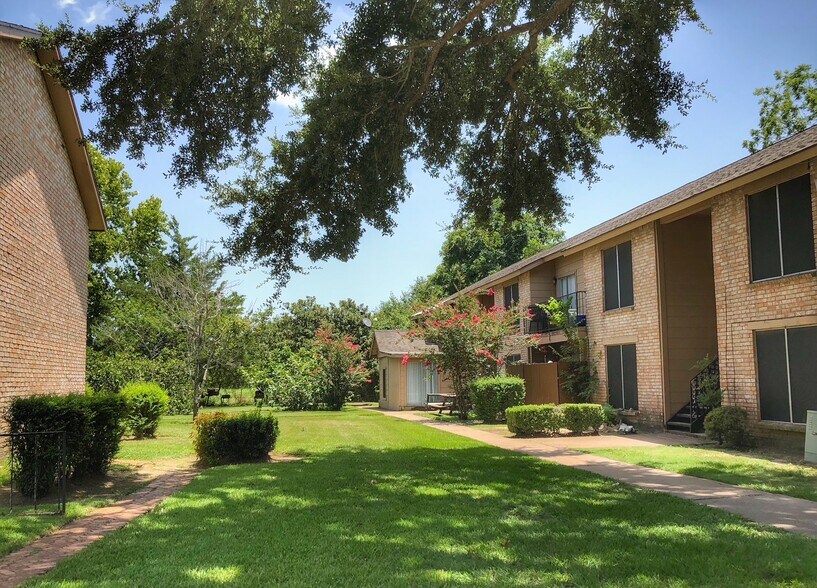 Primary Photo Of 1905 Jephson Ln, Alvin Apartments For Sale