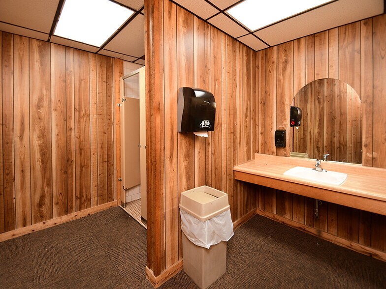 More Photos Of 7880-7890 L St, Omaha Auto Dealership For Sale