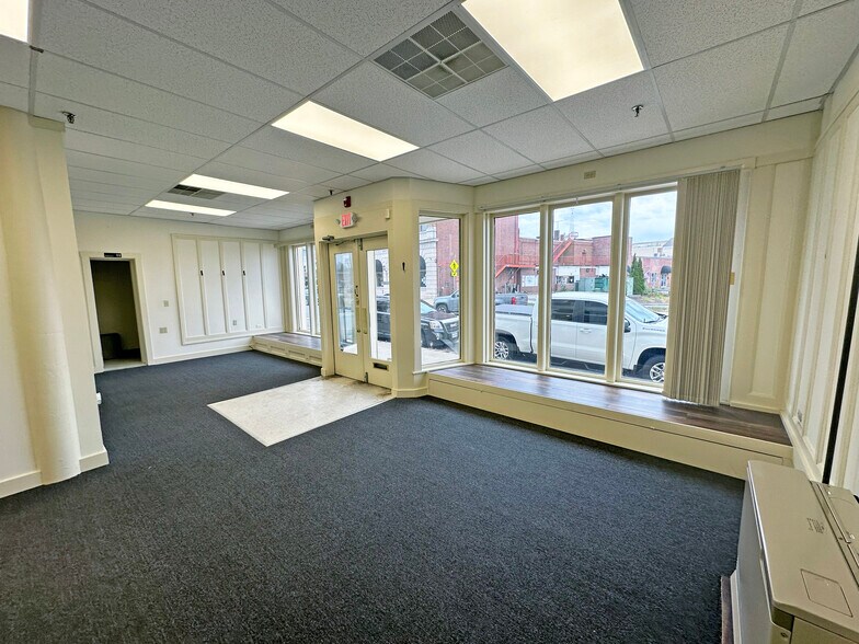 More Photos Of 13-17 Washington St, Sanford Apartments For Lease