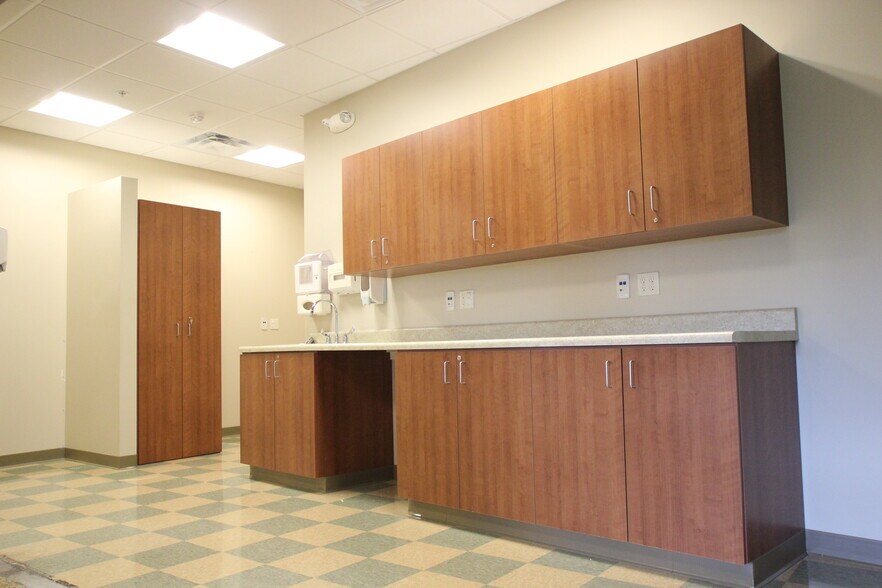 More Photos Of 377 W River Woods Pky, Milwaukee Medical For Lease