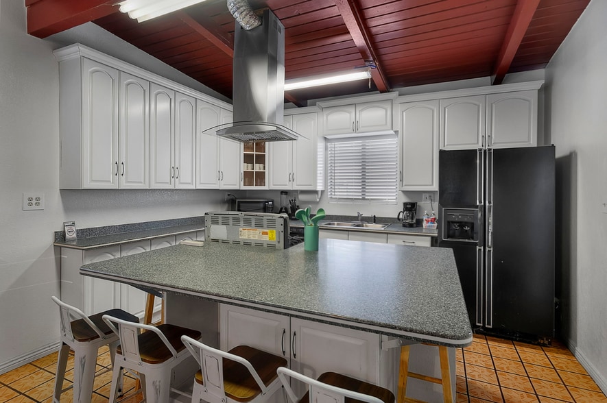 More Photos Of 20 E Doe St, Nogales Hotel For Sale