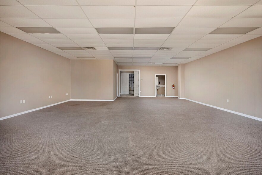 More Photos Of 3215-3235 S Southwest Loop 323, Tyler Unknown For Sale