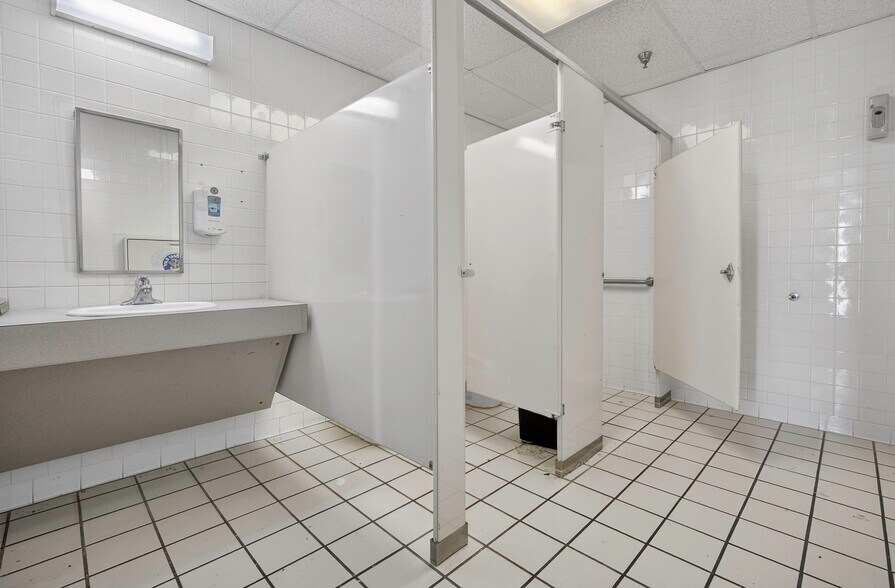 More Photos Of 1400 N Kennedy Ave, Shawnee Office For Sale