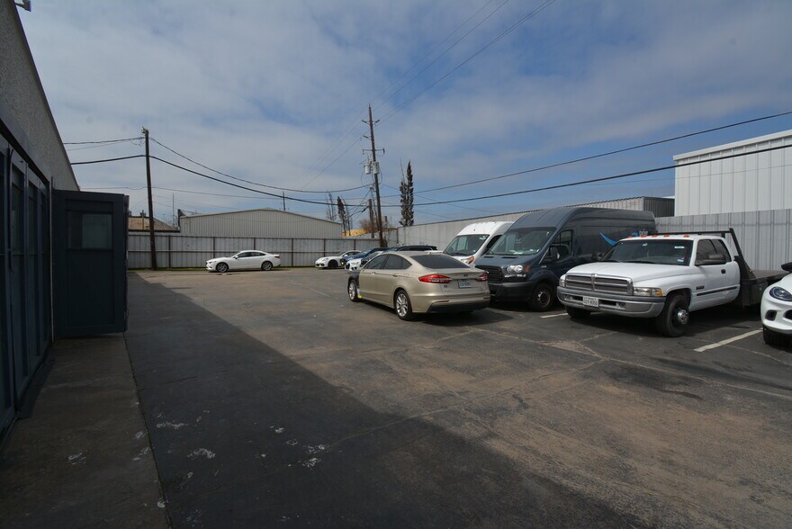 More Photos Of 5610-5613 Southwest Fwy, Houston Flex For Lease