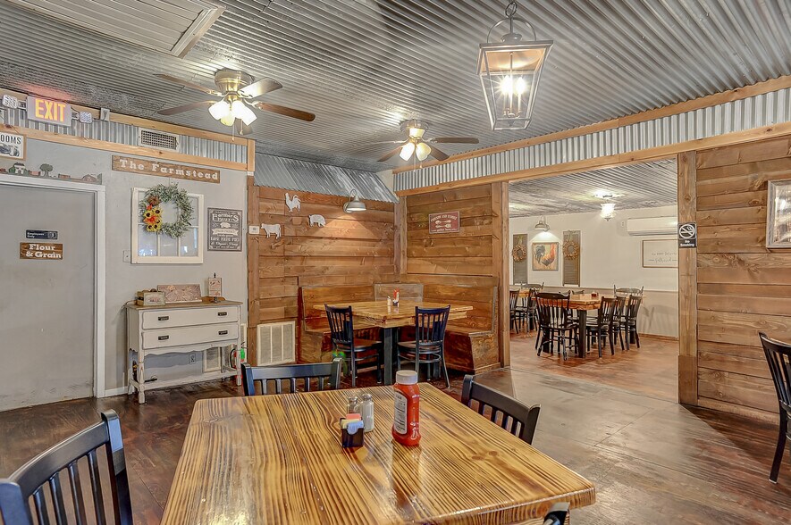 More Photos Of 117 S Franklin St, Colbert Restaurant For Sale