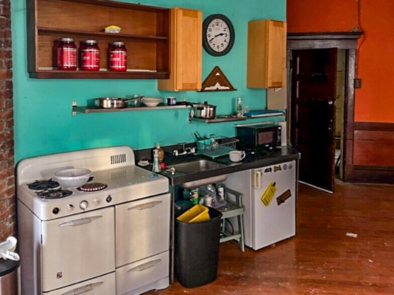 More Photos Of 301 E 25th St, Tacoma General Retail For Sale