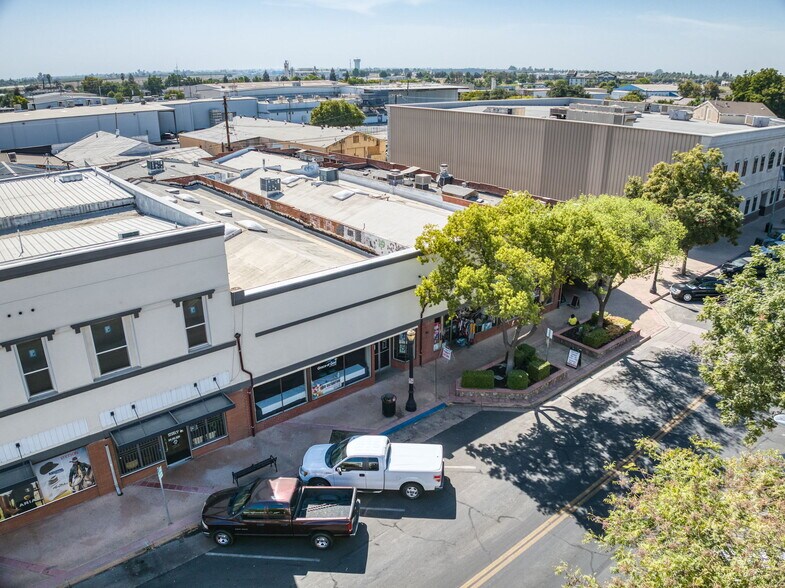 More Photos Of 137 N L St, Dinuba Storefront Retail Residential For Sale