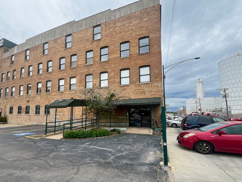 More Photos Of 1918 N Mendell St, Chicago Coworking Space