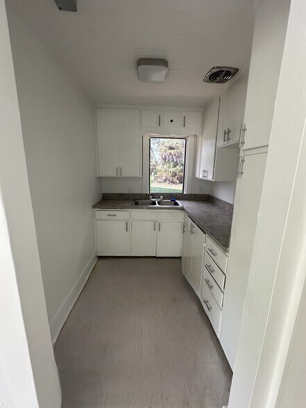 More Photos Of 2023 Jeffcott St, Fort Myers Medical For Lease