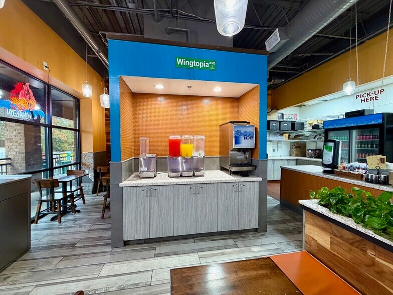 More Photos Of 1105 Main St, Forest Park Freestanding For Lease