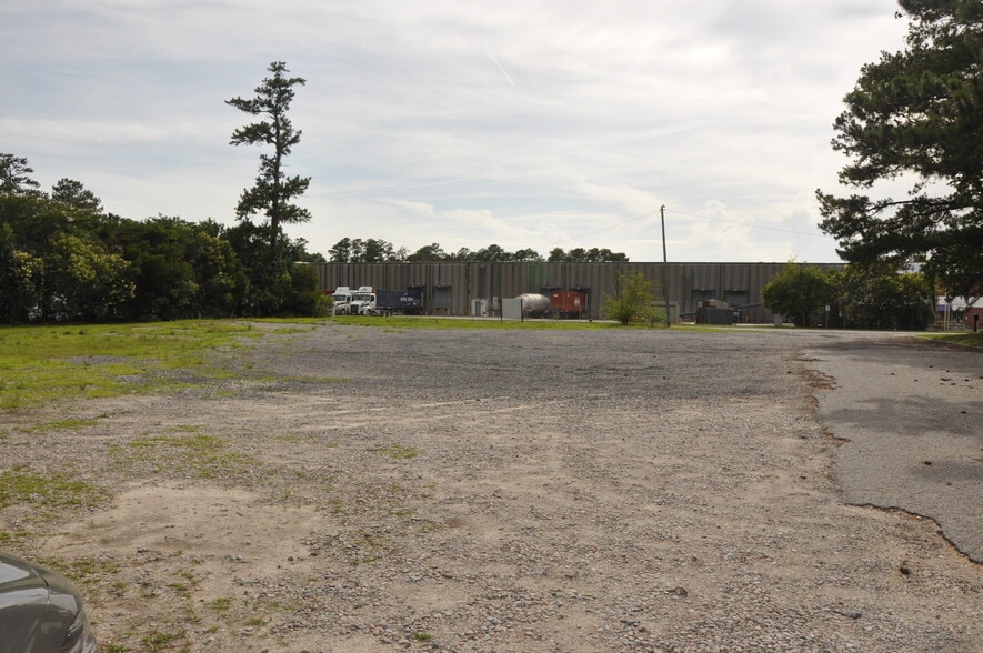 More Photos Of 917 Commerce Cir, Hanahan Warehouse For Lease