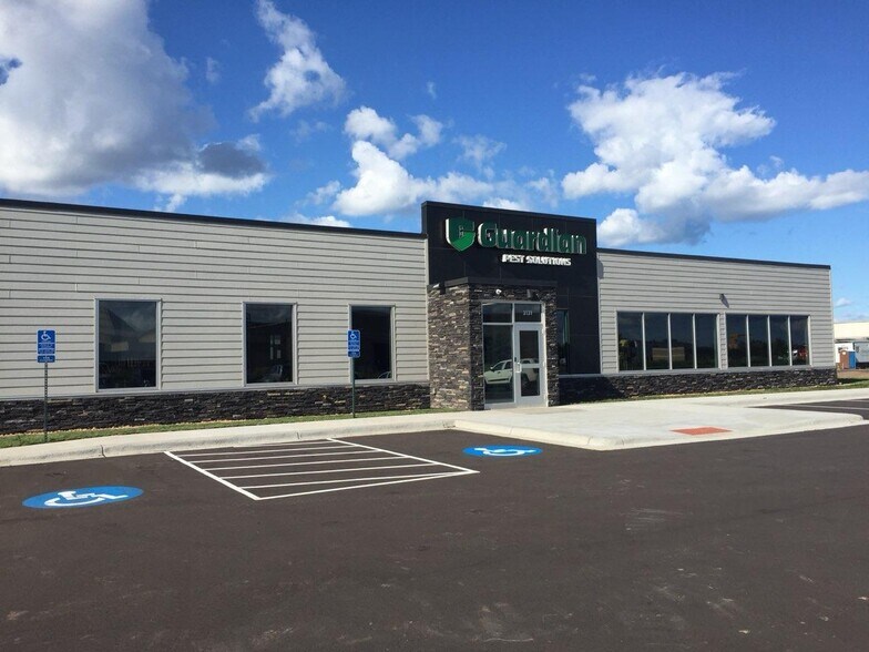 More Photos Of 3131 Halvor Ln, Superior Light Distribution For Lease