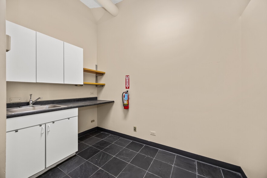 More Photos Of 222 W Ontario St, Chicago Loft Creative Space For Lease