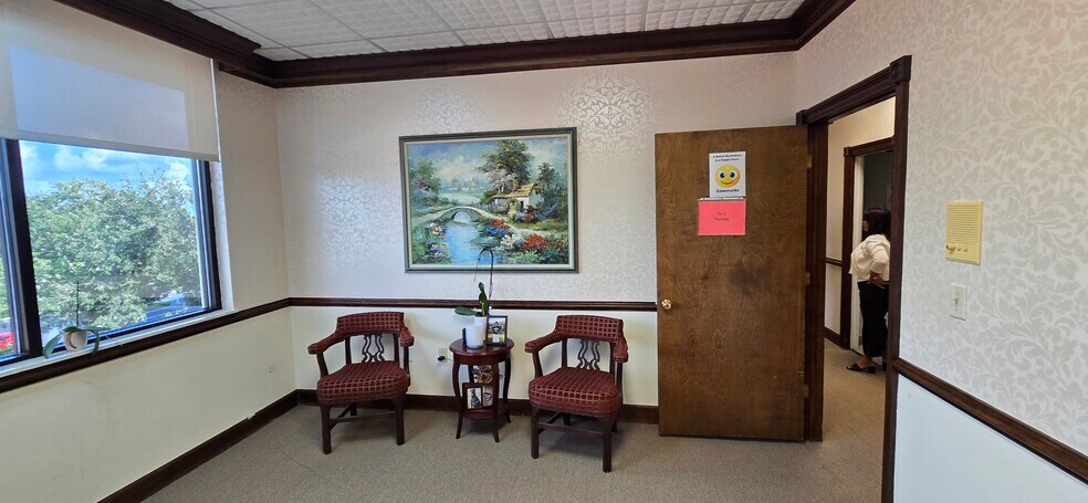 More Photos Of 2375 Tamiami Trl N, Naples Loft Creative Space For Sale