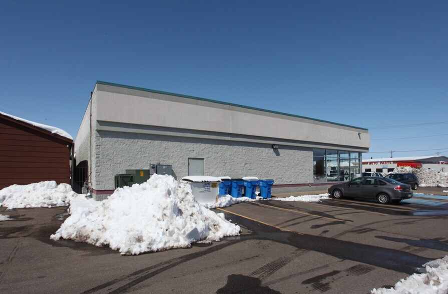 More Photos Of 205-211 1st Ave E, Cambridge Freestanding For Lease