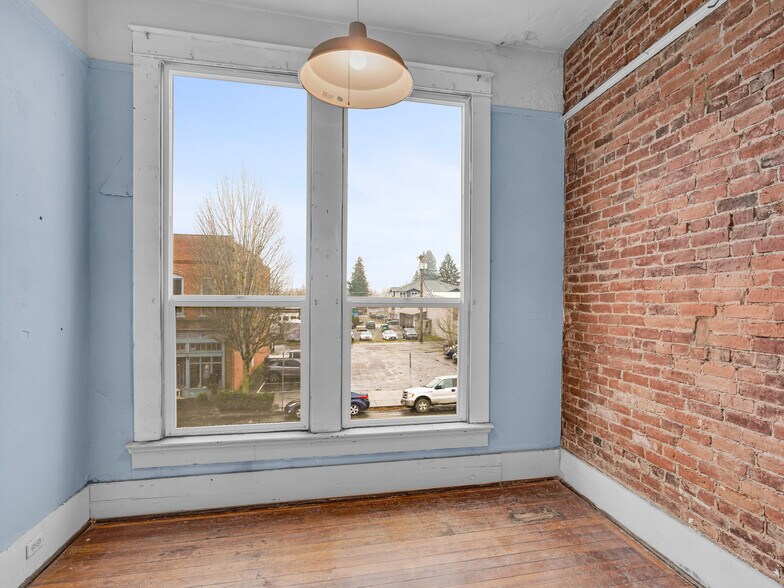 More Photos Of 811 E 1st St, Newberg Storefront Retail Residential For Lease