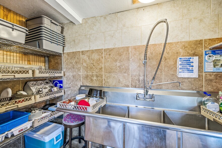 More Photos Of 1047 N 1st St, Montrose Office For Sale