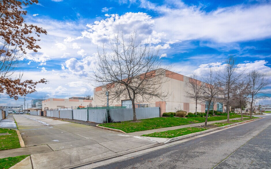 More Photos Of 1030 N D St, Sacramento Light Manufacturing For Sale