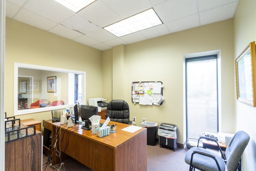 More Photos Of 94 E Crogan St, Lawrenceville Office For Lease