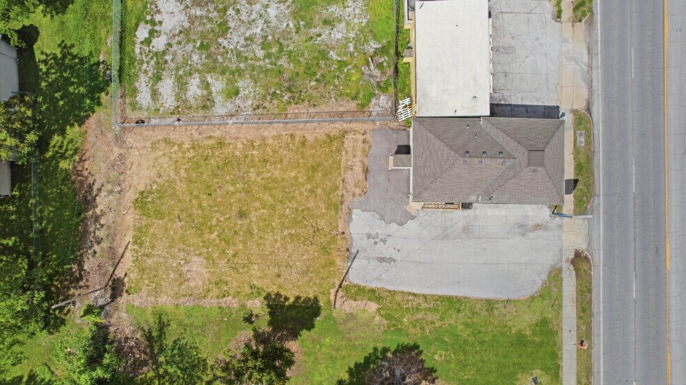 More Photos Of 307 E 23rd St S, Independence Office For Sale