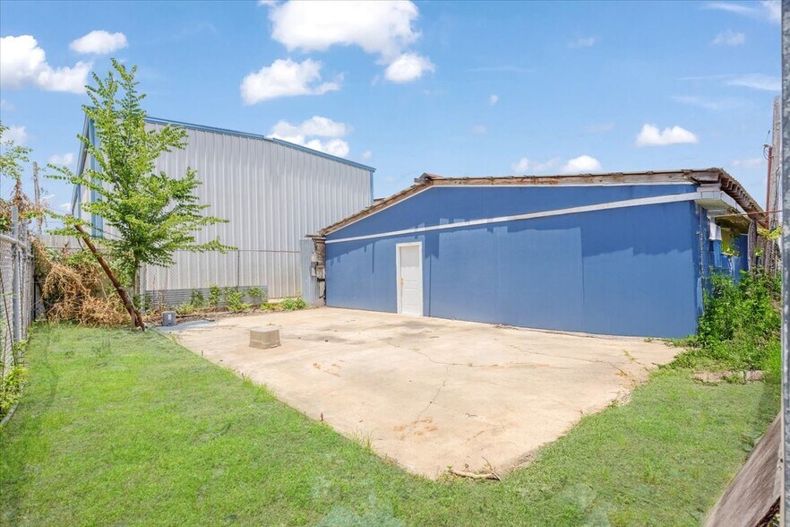 More Photos Of 6334 Midvale Ave, Houston Warehouse For Lease