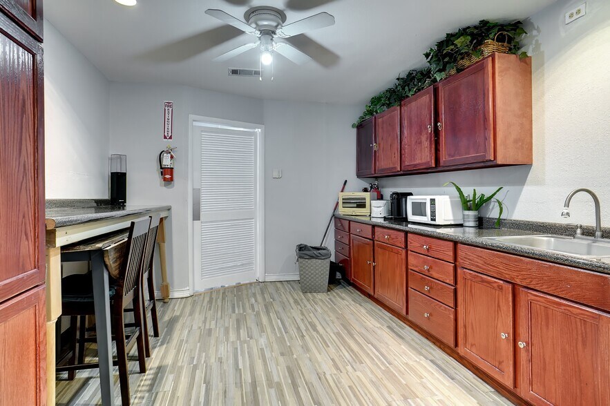 More Photos Of 7298 Glenview Dr, North Richland Hills Freestanding For Sale