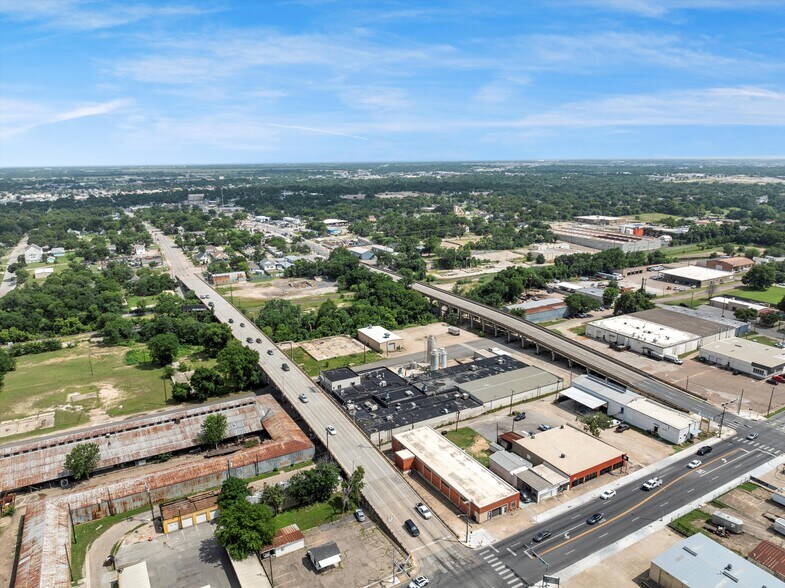 More Photos Of 1702 Franklin Ave, Waco Warehouse For Lease