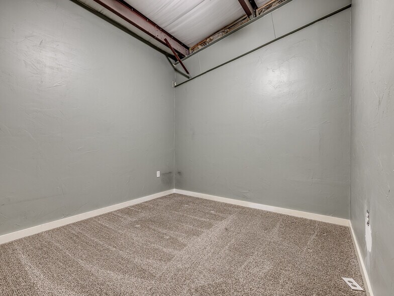 More Photos Of 6355 Boucher Dr, Edmond Showroom For Lease