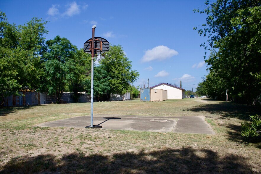 More Photos Of 1990 Cupples Rd, San Antonio Warehouse For Sale