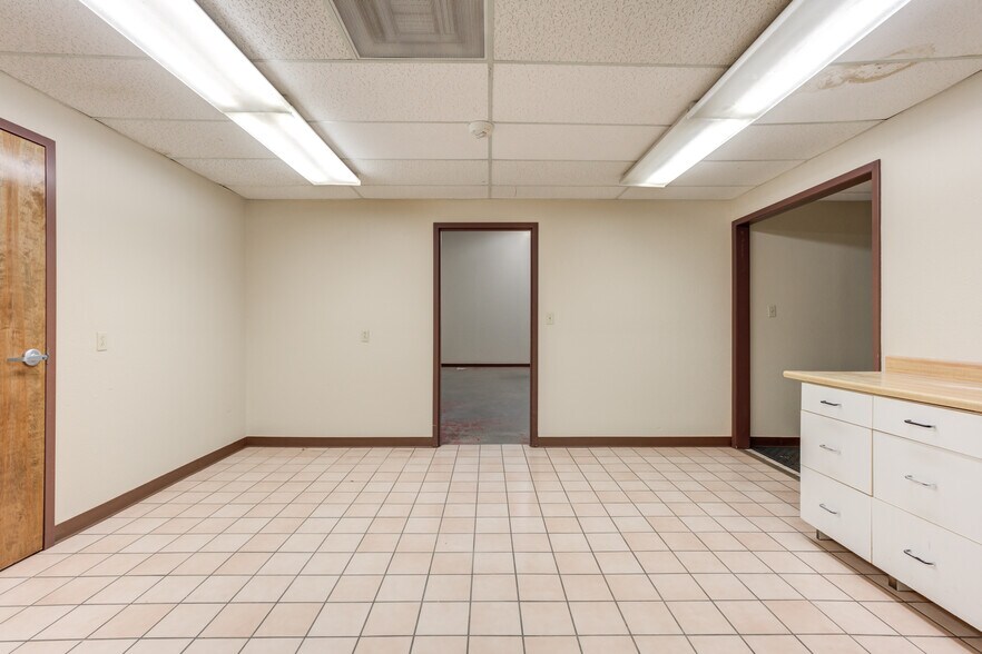 More Photos Of 3802-3806 Interstate 27, Lubbock Office For Sale