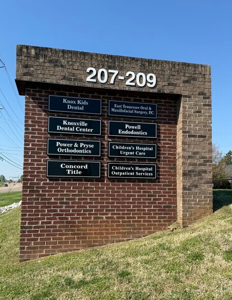 More Photos Of 209 E Emory Rd, Powell Medical For Lease