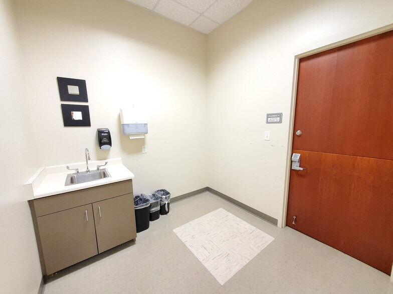 More Photos Of 5444 S Green St, Murray Medical For Lease