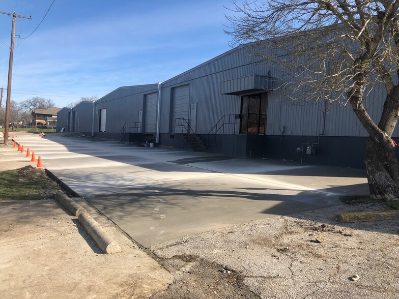 More Photos Of 106 NW 17th St, Grand Prairie Warehouse For Lease