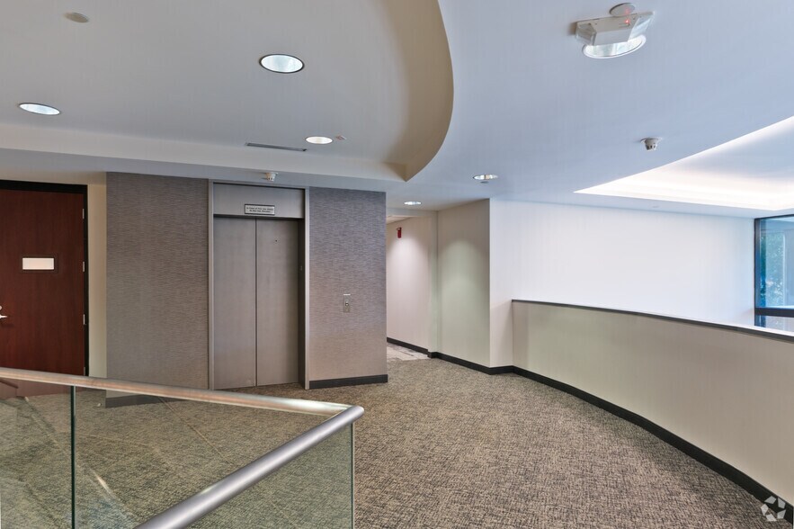 More Photos Of 2820 Waterford Lake Dr, Midlothian Office For Lease