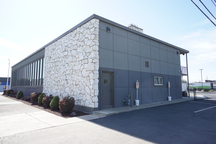 More Photos Of 401 S 7th St, Sunnyside Bank For Sale