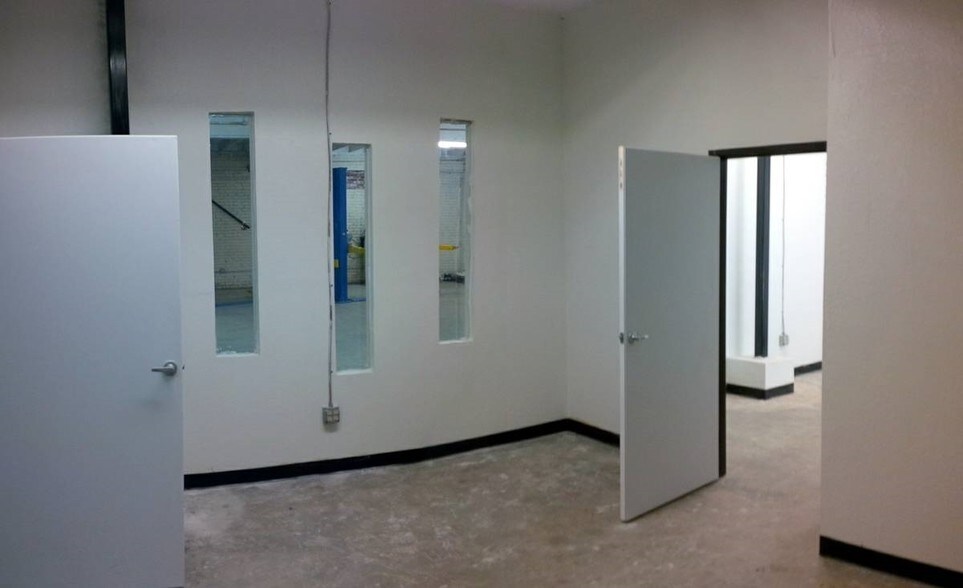 More Photos Of 14850 Calvert St, Van Nuys Service For Lease