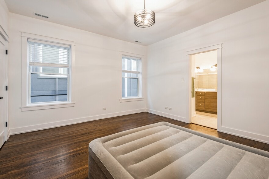 More Photos Of 1535 W Estes Ave, Chicago Multifamily For Sale