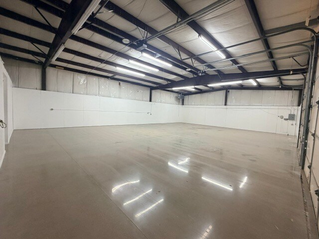 More Photos Of 511 Tower Cir, Oklahoma City Distribution For Lease