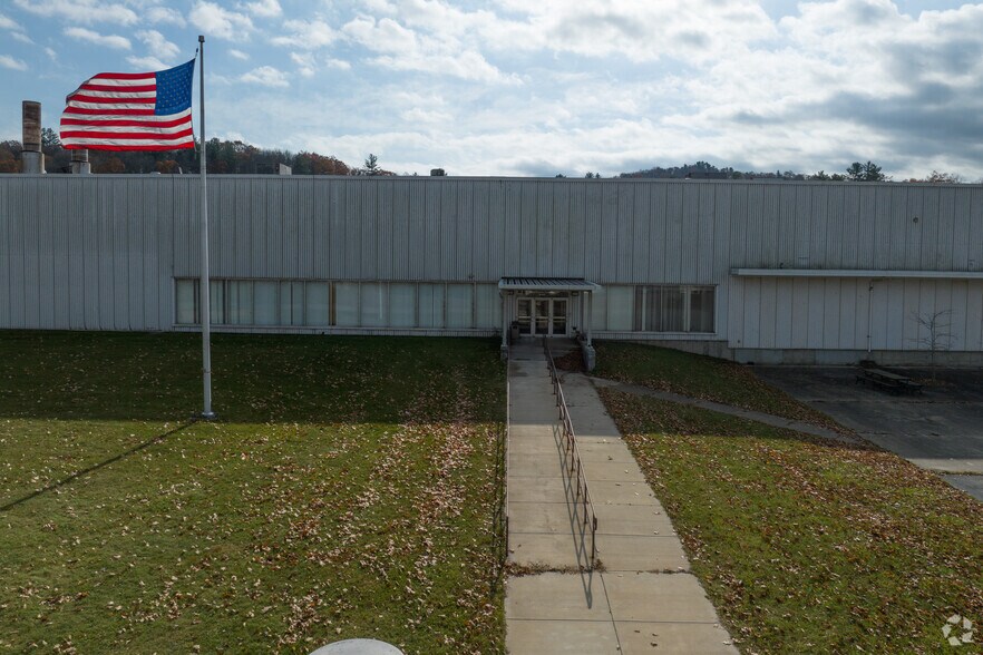 More Photos Of 200 Murray Dr, Warren Unknown For Lease