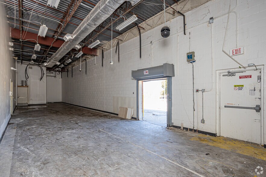 More Photos Of 5501 Crowder Blvd, New Orleans Storefront Retail Office For Lease