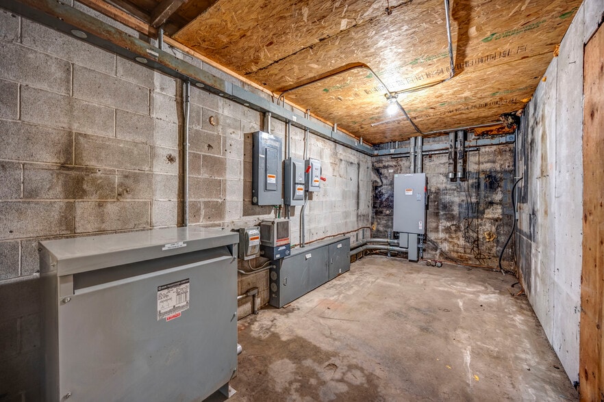 More Photos Of 206 N Benton St, Kennewick Warehouse For Lease