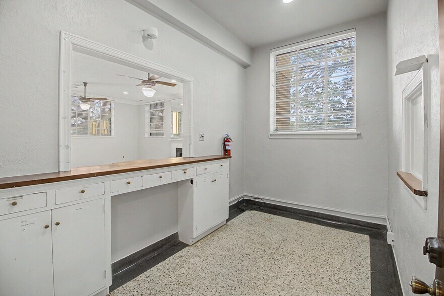 More Photos Of 903 S Texas Ave, College Station Office For Lease