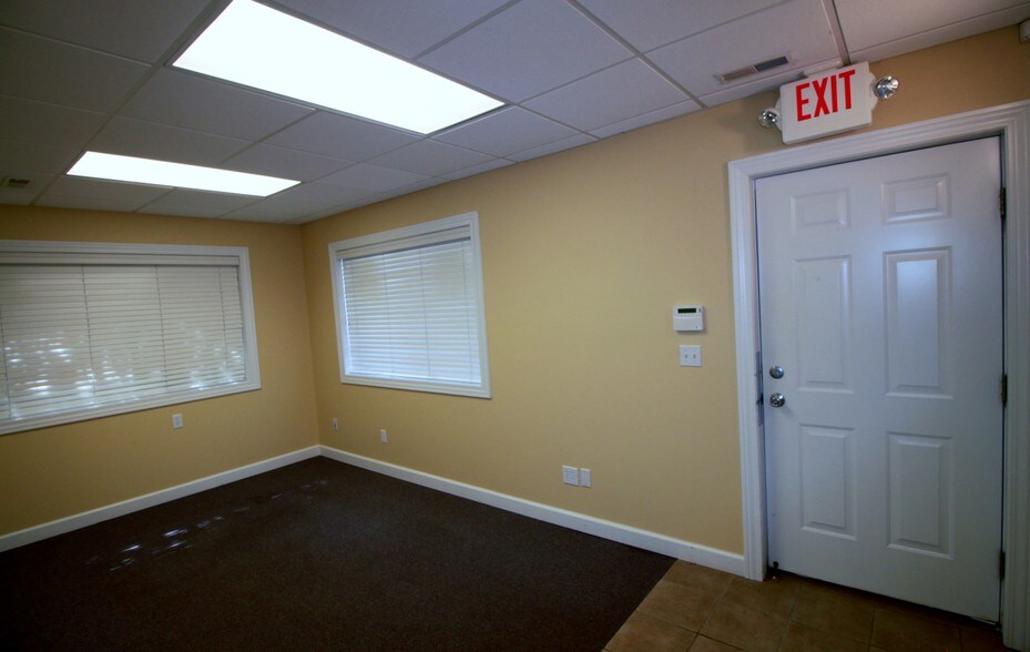 More Photos Of 10151-10171 Bergin Rd, Howell Flex For Lease