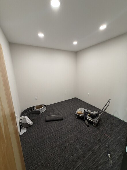 More Photos Of 21 N Skipworth Rd, Spokane Valley Showroom For Lease